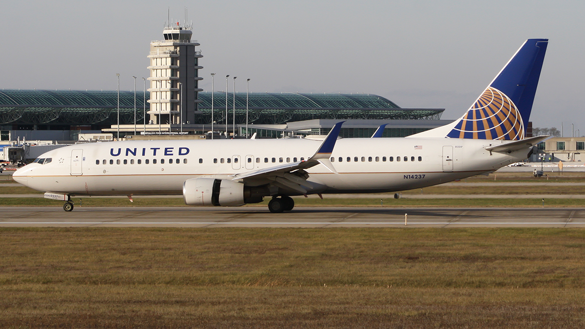 Full size: United Airlines Boeing 737-800 N14237 at Gerald R Ford International Airport
